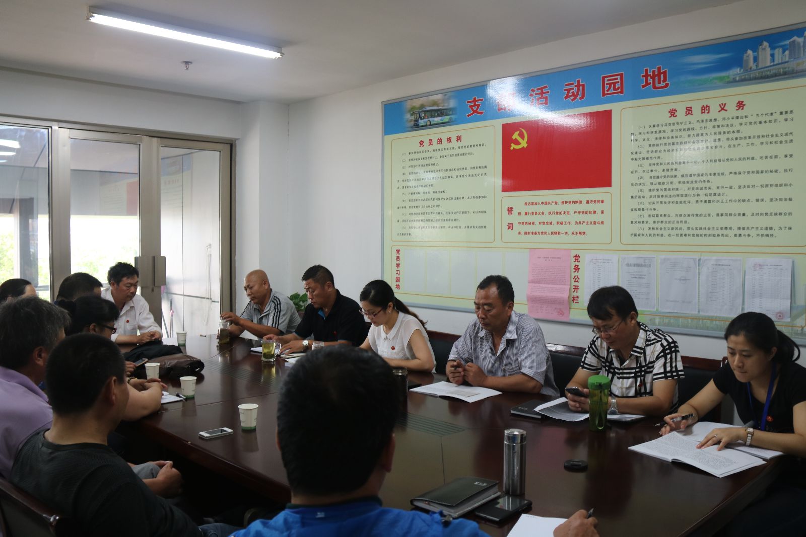 公交海州公司召开“两学一做、迎七一”党员座谈会